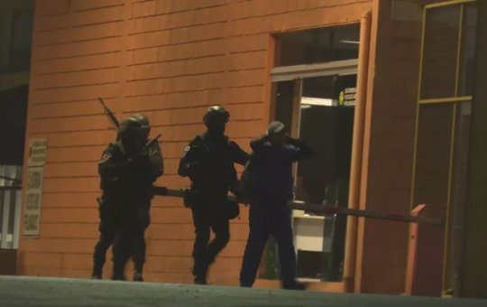 Grupo invade empresa de ônibus com fuzis e fazem 15 funcionários reféns, em BH