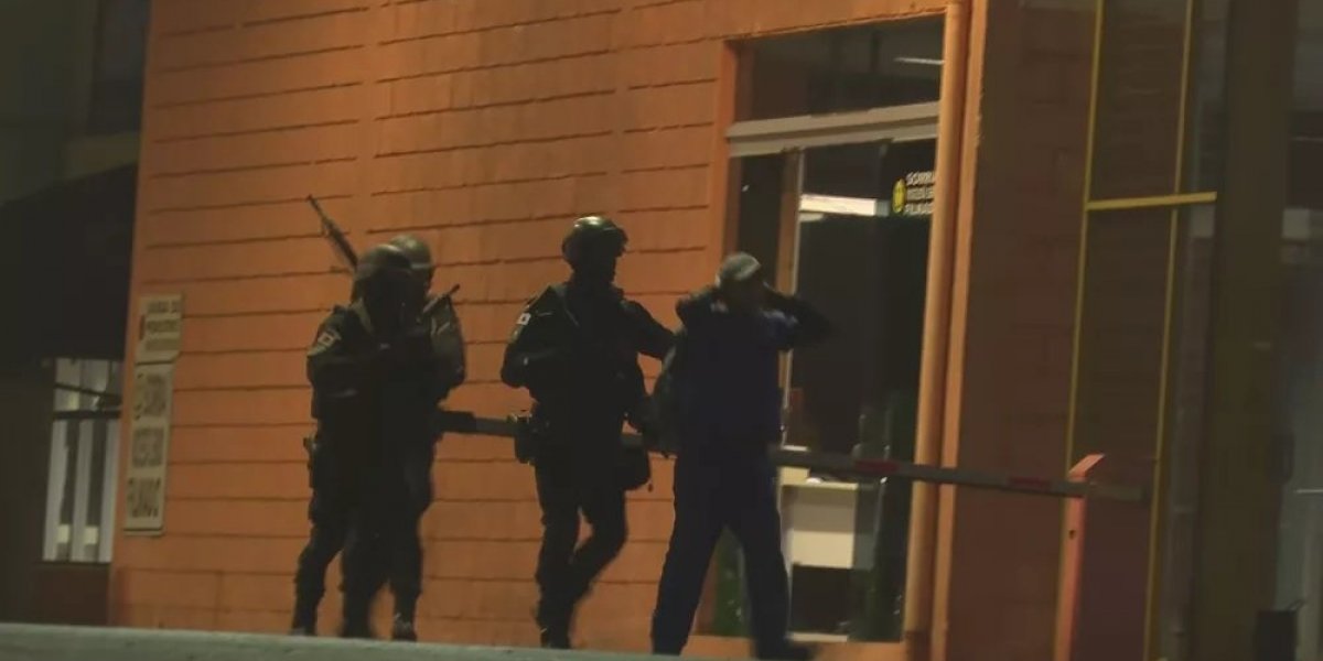 Grupo invade empresa de ônibus com fuzis e fazem 15 funcionários reféns, em BH