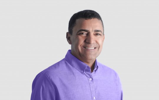 Prefeito de Ipirá 'vira' garrafa de whisky em show de Devinho Novaes; veja