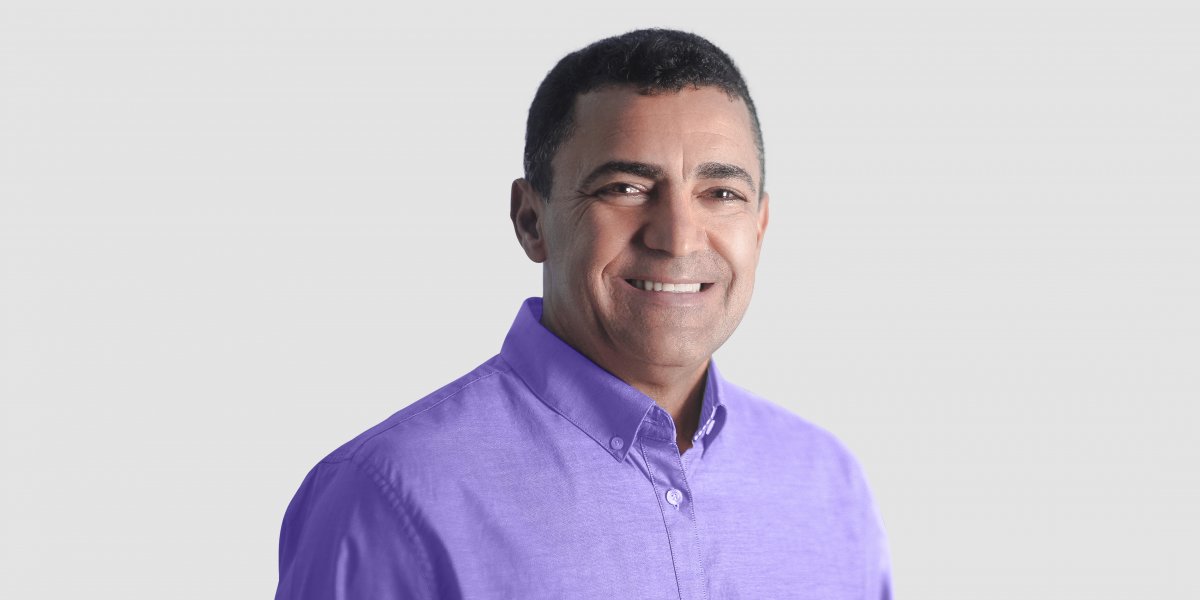 Prefeito de Ipirá 'vira' garrafa de whisky em show de Devinho Novaes; veja