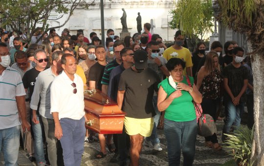 Corpo de menina Cristal é enterrado sob forte comoção em Salvador