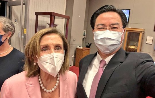 Nancy Pelosi realiza visita à Taiwan; China reage negativamente