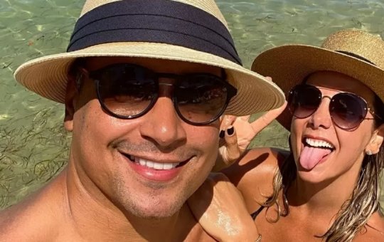 Xanddy admite que já visitou praia de nudismo: "Com quem?" Carla Perez pergunta