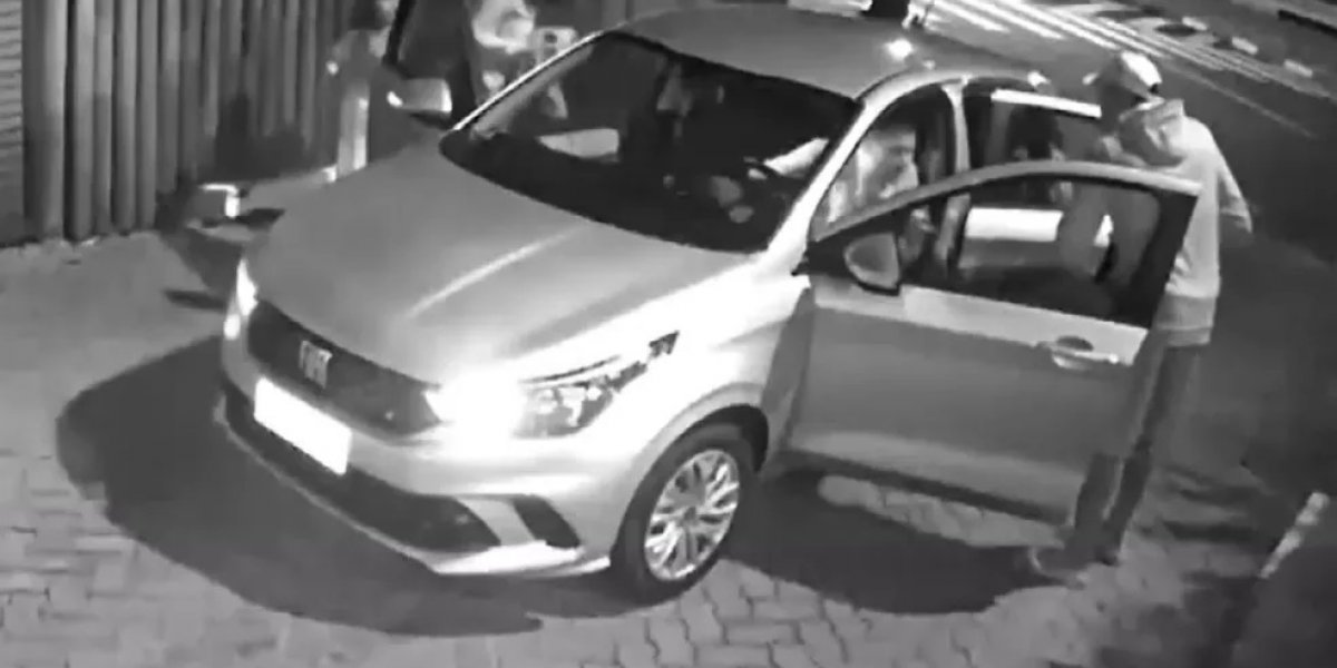 Câmera de segurança registra assalto a veículo no Litoral Norte da BA