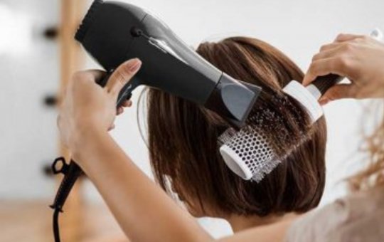 Homem vestido de mulher assalta salão de beleza em Salvador