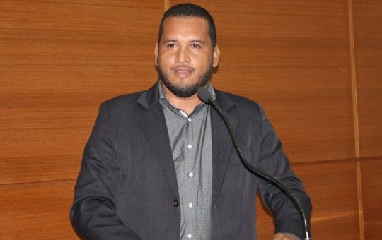 Prefeito de Jacobina exonera servidora agredida por vereador aliado em festa 