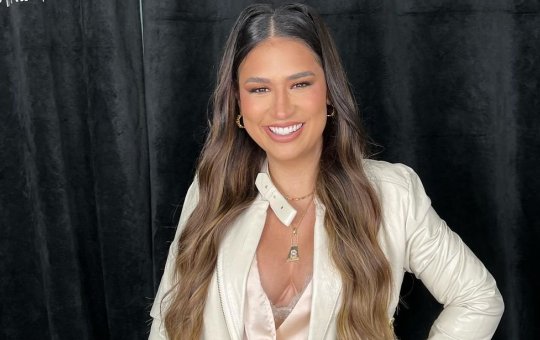 Simone aparece em foto no hospital e preocupa fãs; cantora esclareceu situação
