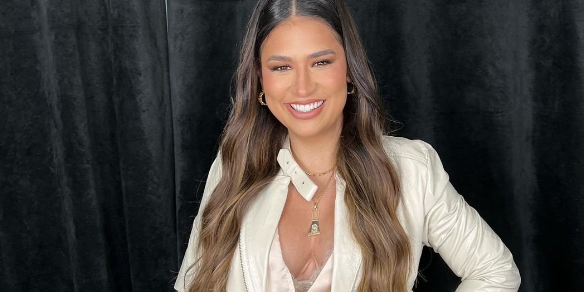 Simone aparece em foto no hospital e preocupa fãs; cantora esclareceu situação