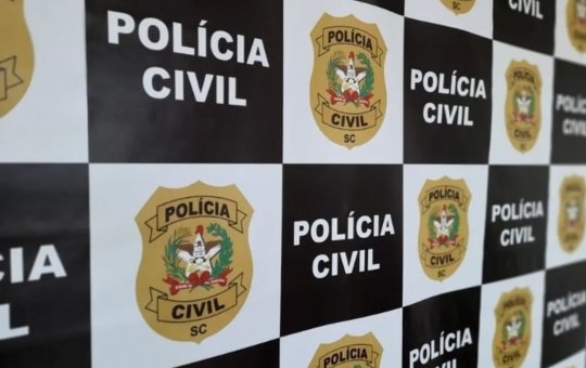 Homem assalta supermercado e ao fugir, deixa mochila aberta e perde o dinheiro