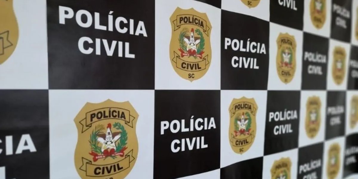 Homem assalta supermercado e ao fugir, deixa mochila aberta e perde o dinheiro