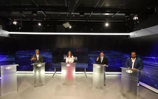 Segurança pública e críticas à ausência de Neto marcam primeiro debate na Bahia