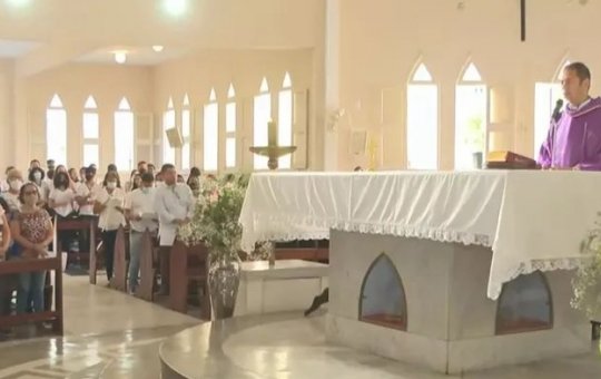 Familiares e amigos de Cristal participam de missa do 7º dia da morte da jovem