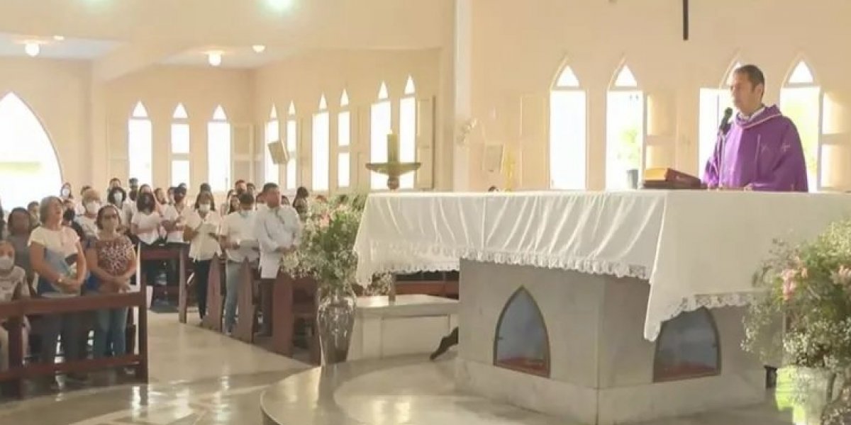 Familiares e amigos de Cristal participam de missa do 7º dia da morte da jovem