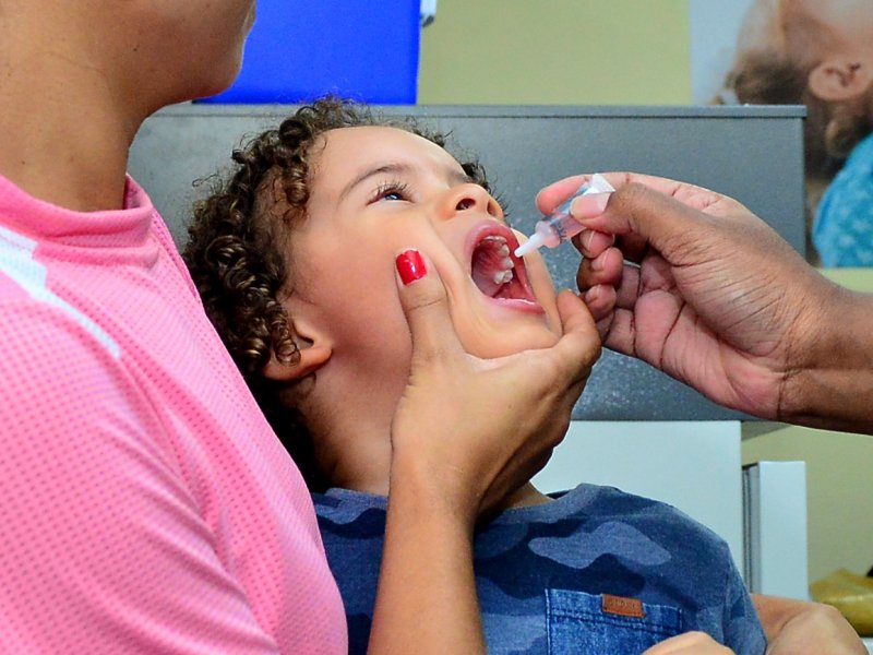 Crianças se vacinam contra a poliomielite em Salvador