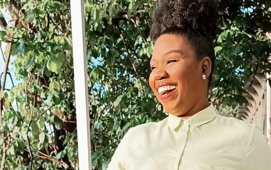 Vídeo: Repórter da Record é promovida ao vivo e emociona público