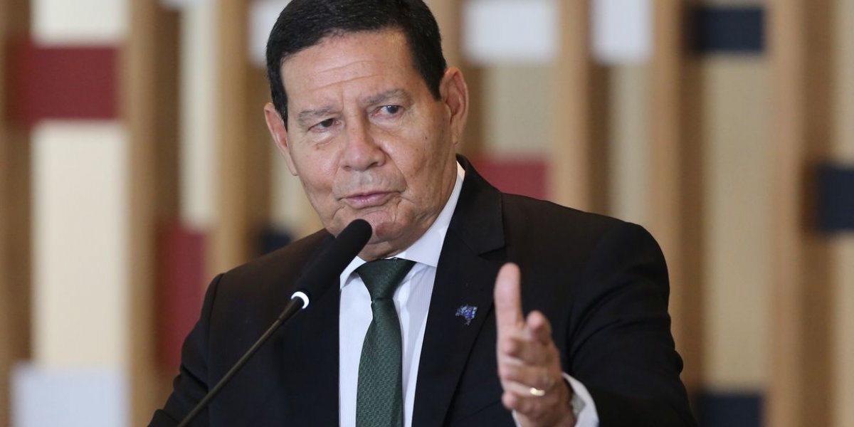 Após se declarar 'indígena' em 2018, Mourão registra candidatura como 'branco'