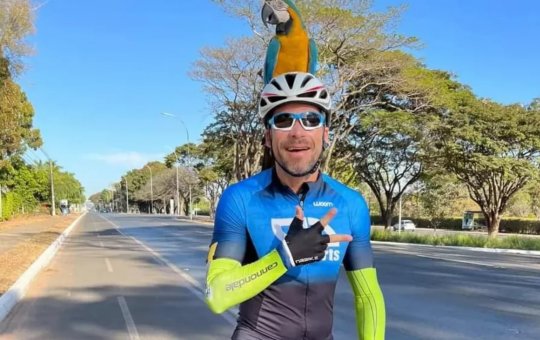 "Sinal de sorte", diz cliclista após arara "pegar carona" em seu capacete