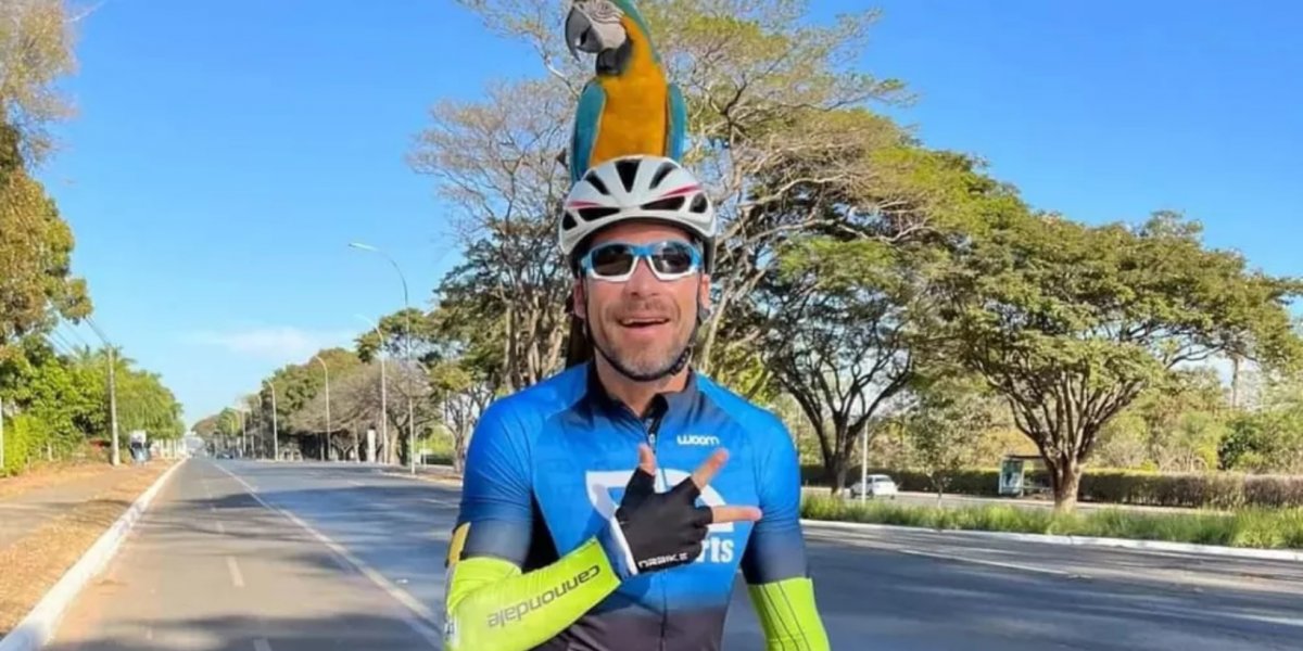 "Sinal de sorte", diz cliclista após arara "pegar carona" em seu capacete