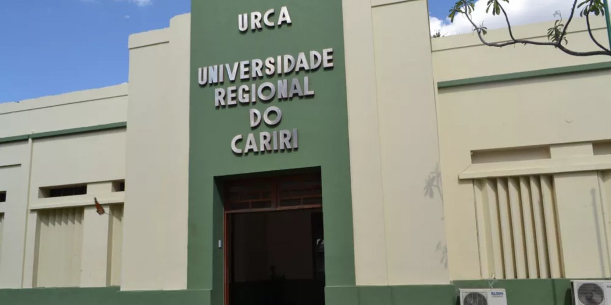 Em forma de protesto, professor desfila totalmente pelado em universidade