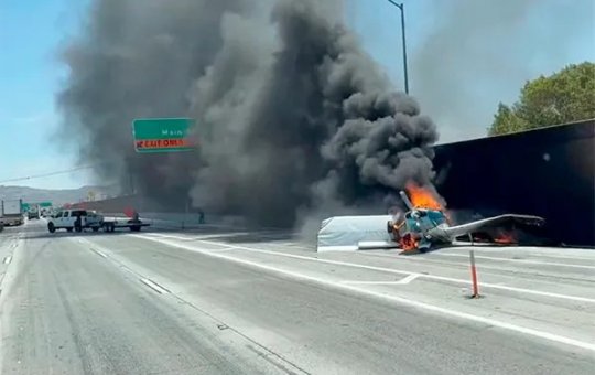 Avião cai em rodovia da Califórnia, nos EUA, e atinge um caminhão