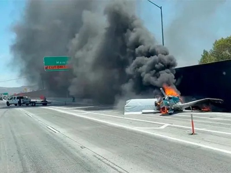 Avião cai em rodovia da Califórnia, nos EUA, e atinge um caminhão