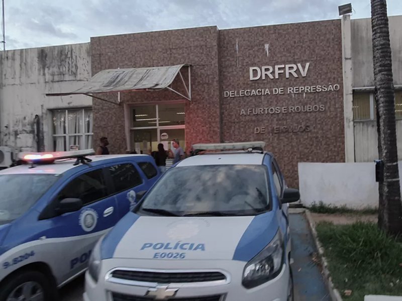 Suspeito de 18 anos é preso por sequestrar e extorquir um idoso, em Salvador 