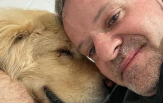 Cachorro de Rubens Barrichello invade live e reação do doguinho encanta web
