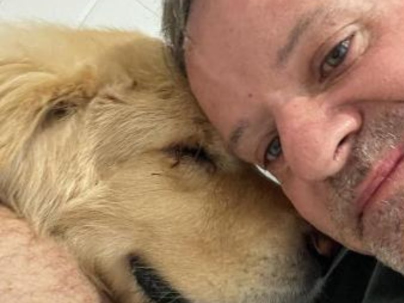 Cachorro de Rubens Barrichello invade live e reação do doguinho encanta web