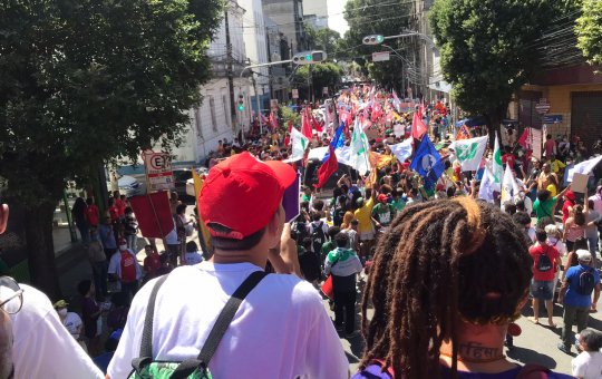 Em defesa da democracia, estudantes e trabalhadores fazem manifestação no Centro