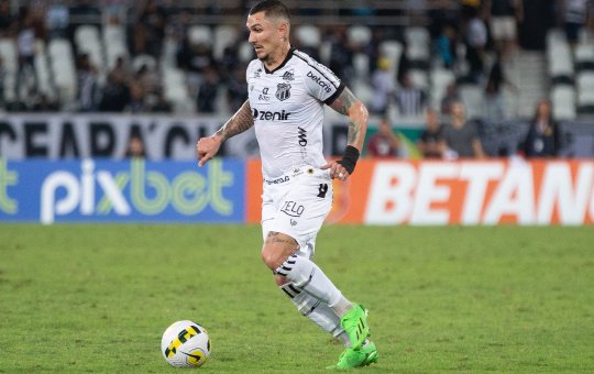 Após eliminação, ex-Bahia é cobrado por torcedores e revida na saída de campo