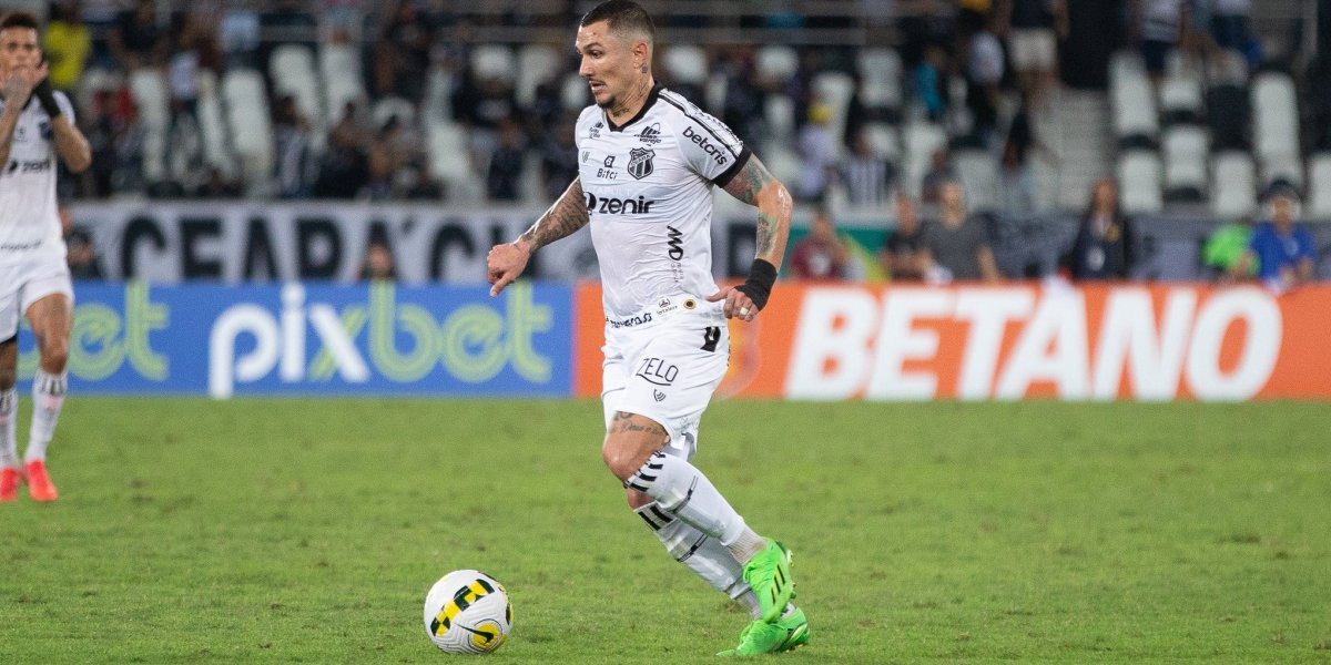 Após eliminação, ex-Bahia é cobrado por torcedores e revida na saída de campo