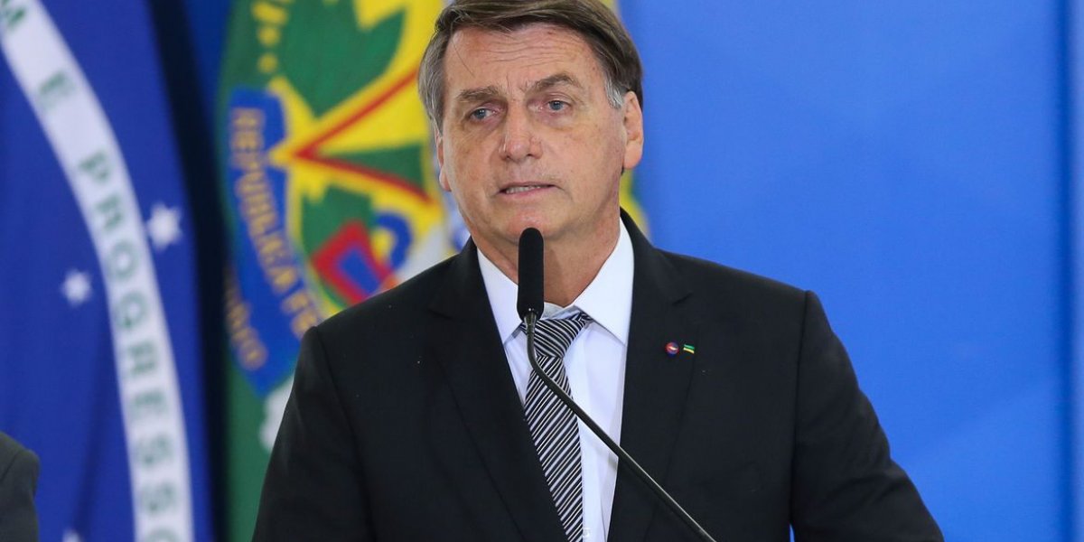 Bolsonaro diz se arrepender por Queiroz depositar cheques para Michelle