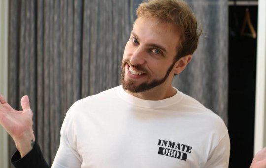 Léo Lins volta a fazer piada sobre pessoas com hidrocefalia após polêmica