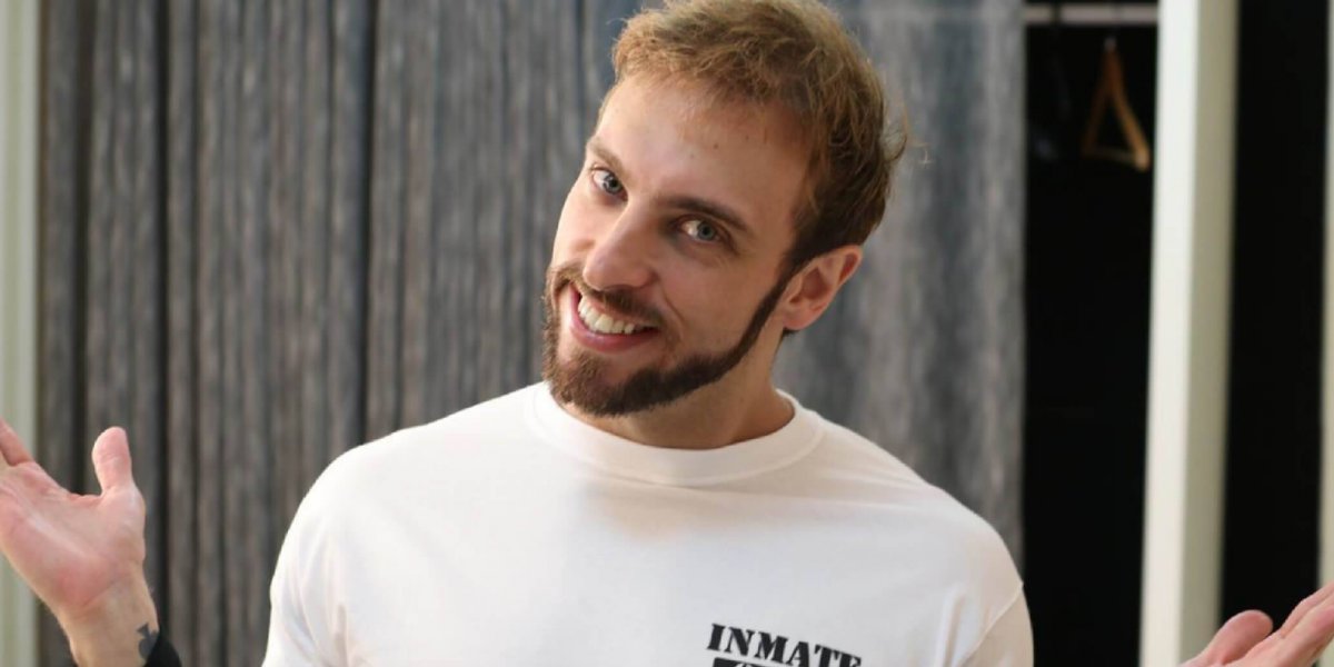 Léo Lins volta a fazer piada sobre pessoas com hidrocefalia após polêmica