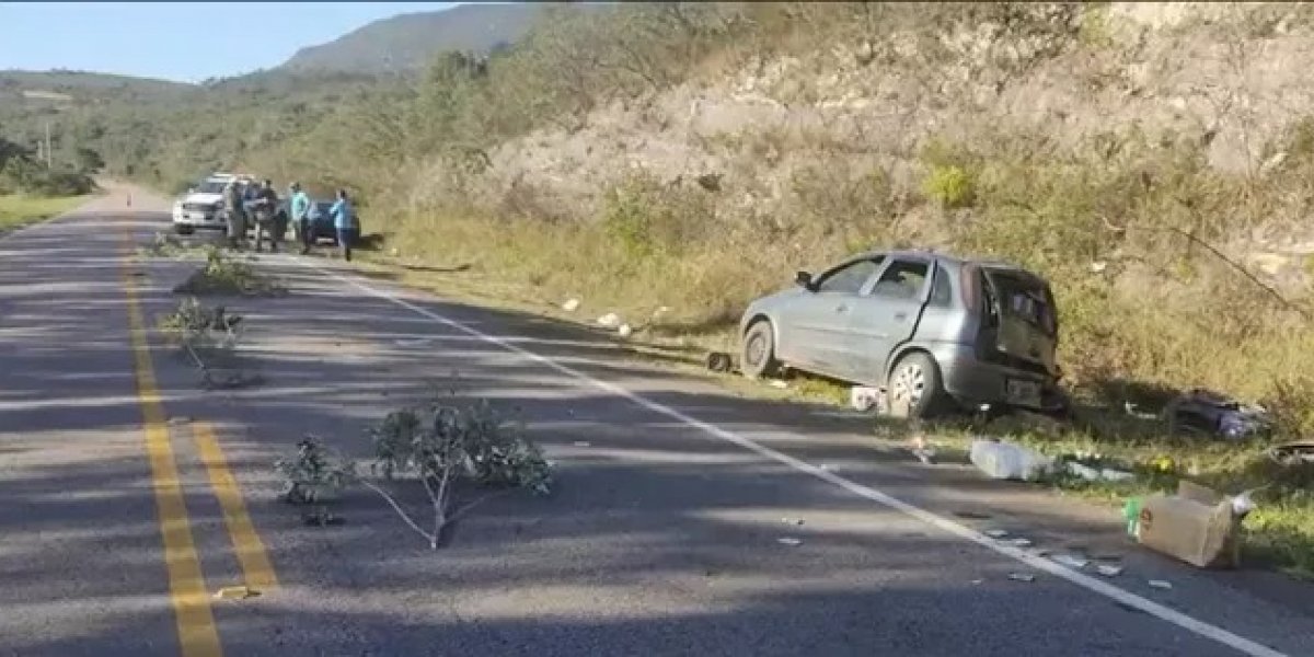 Batida entre carro e moto deixa três mortos no sudoeste baiano