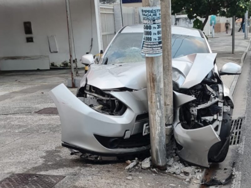 Duas pessoas ficam feridas após carro baterem poste na Pituba, em Salvador