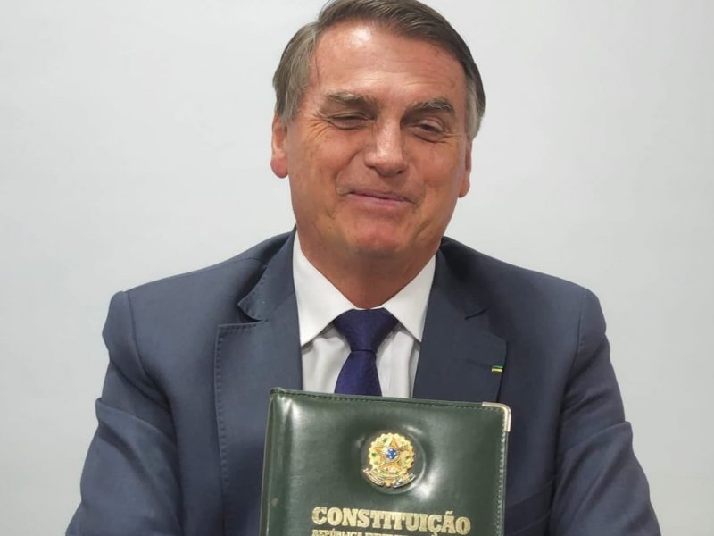 "Vale menos que papel higiênico", dispara Bolsonaro sobre Carta pela Democracia