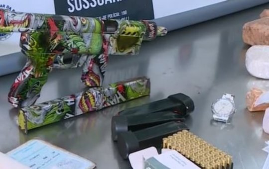 Mulher é presa com submetralhadora e drogas dentro da mochila escolar da filha