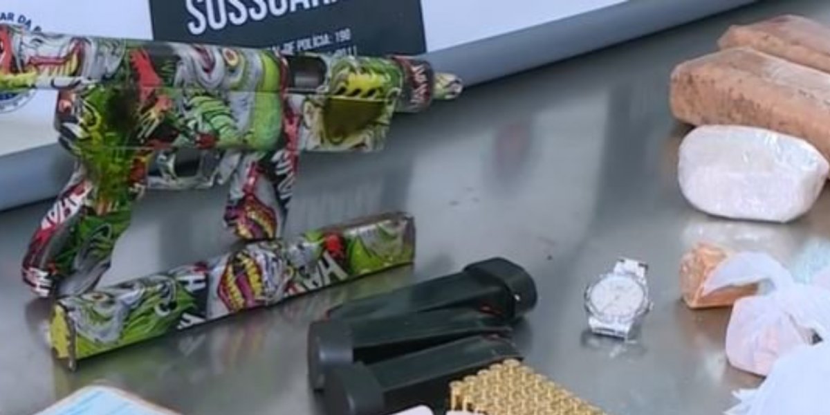 Mulher é presa com submetralhadora e drogas dentro da mochila escolar da filha