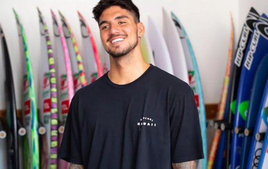 Surfando numa boa onda! Gabriel Medina beija bastante em noitada na boate