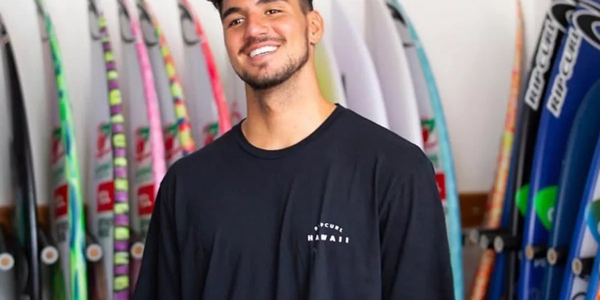 Surfando numa boa onda! Gabriel Medina beija bastante em noitada na boate