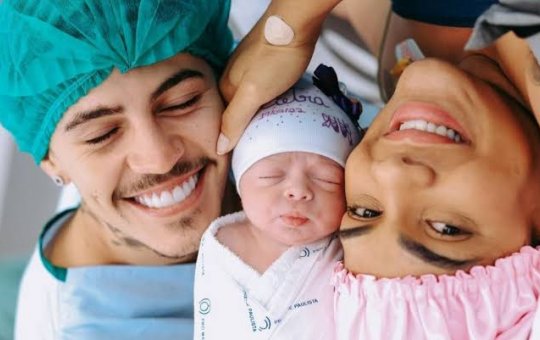 Biel comemora evolução da filha nascida prematura: “para festejar”