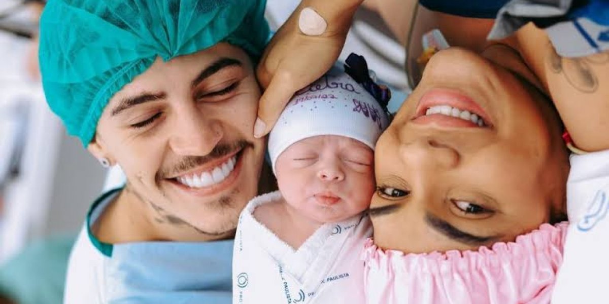 Biel comemora evolução da filha nascida prematura: “para festejar”