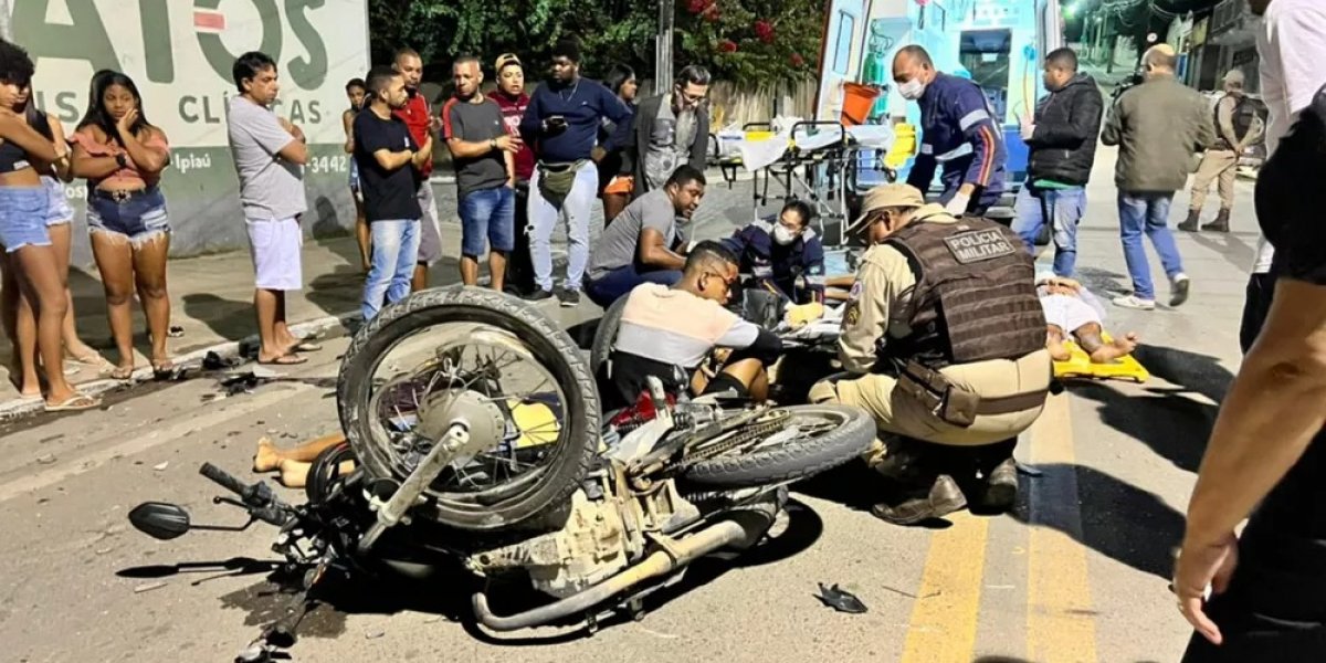 Batida entre motocicletas deixa dois pessoas mortas e outras três feridas