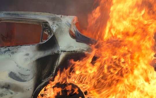 Salvador: motorista foge de assalto e carro pega fogo na Estrada do Derba