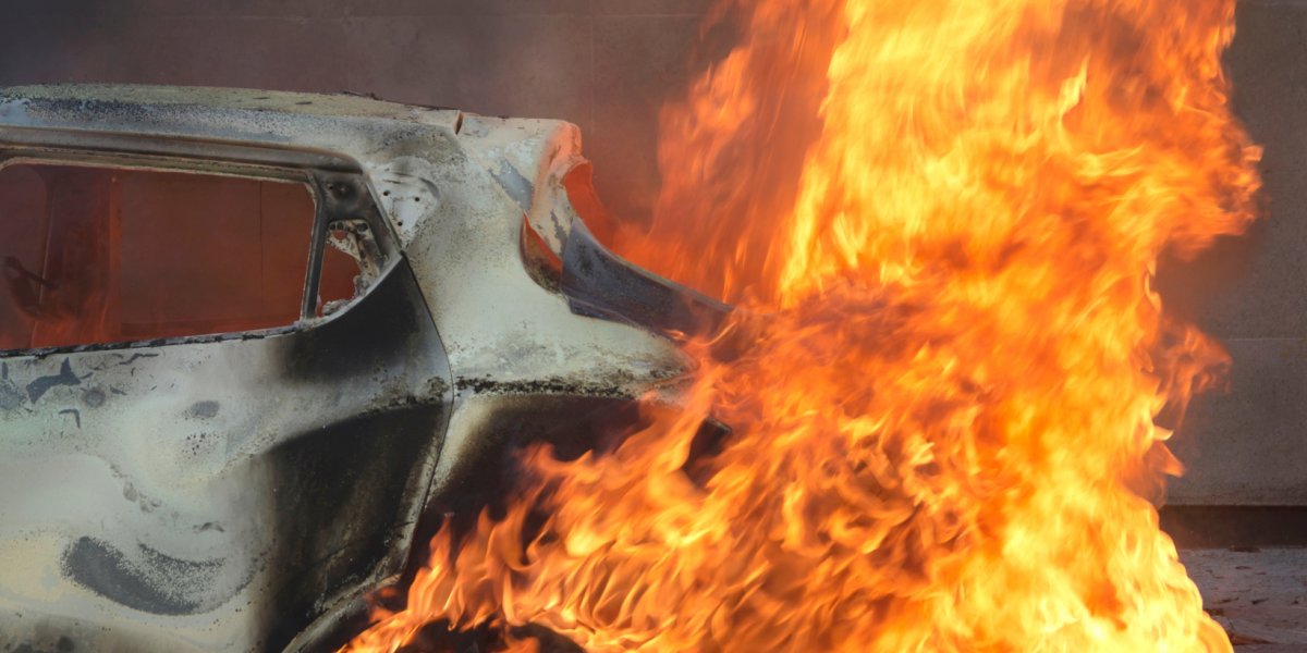 Salvador: motorista foge de assalto e carro pega fogo na Estrada do Derba