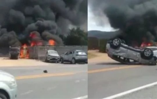Carreta cegonha tomba com carros e pega fogo na Bahia