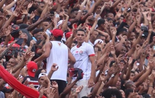Vídeo: Volante Léo Gomes é visto acompanhando jogo do Vitória no meio da torcida