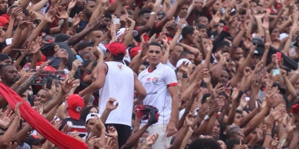 Vídeo: Volante Léo Gomes é visto acompanhando jogo do Vitória no meio da torcida