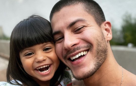 “Minha filha me salvou”, revela Arthur Aguiar ao pensar em suicídio